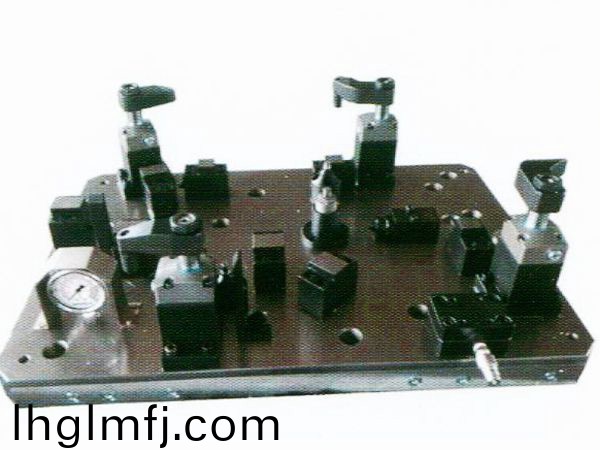 齒(chi)輪(lun)室(shi)罩(zhao)蓋(gai)液(ye)壓(ya)裌(jia)具(ju)